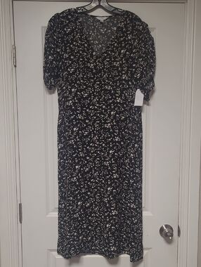 Time And Tru Black and White Floral Midi Dress - V-Neck Short Sleeve